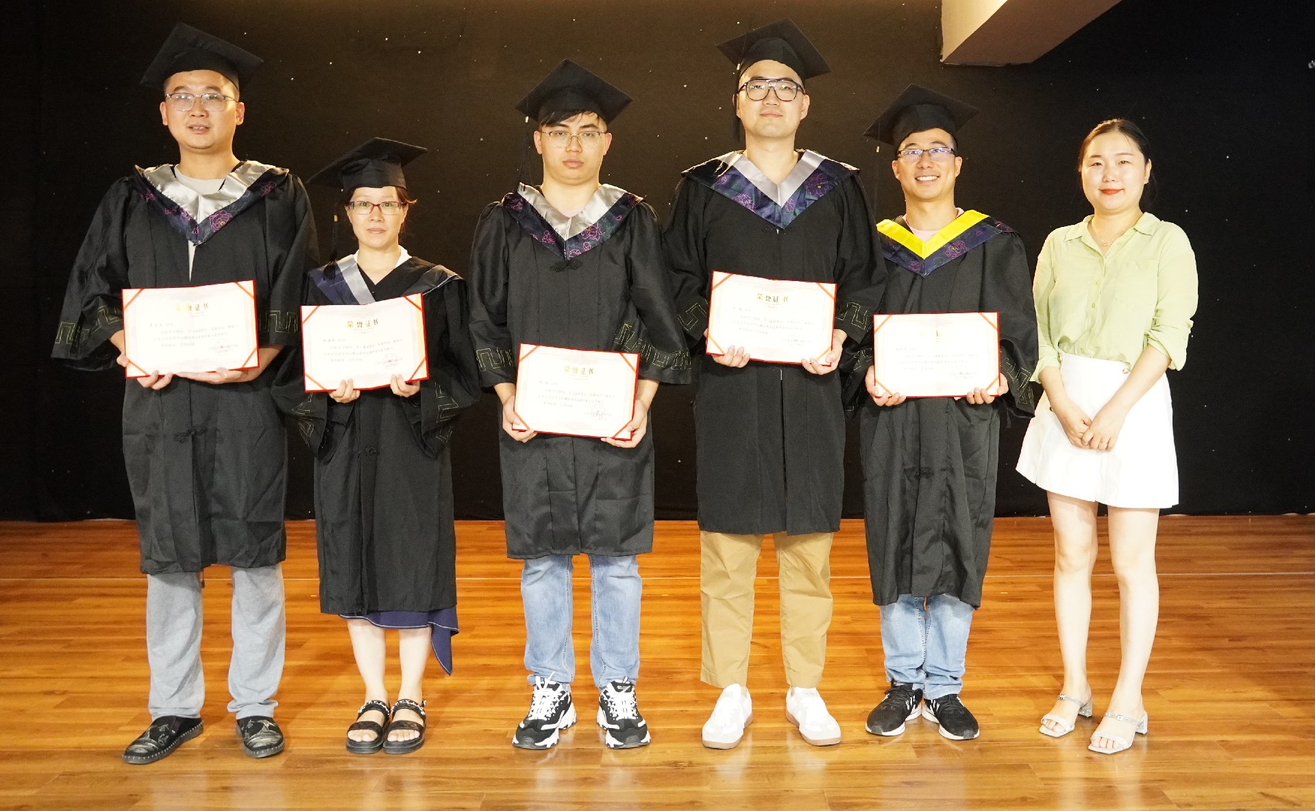 22届江苏大学优秀毕业生颁奖-20220806.jpg