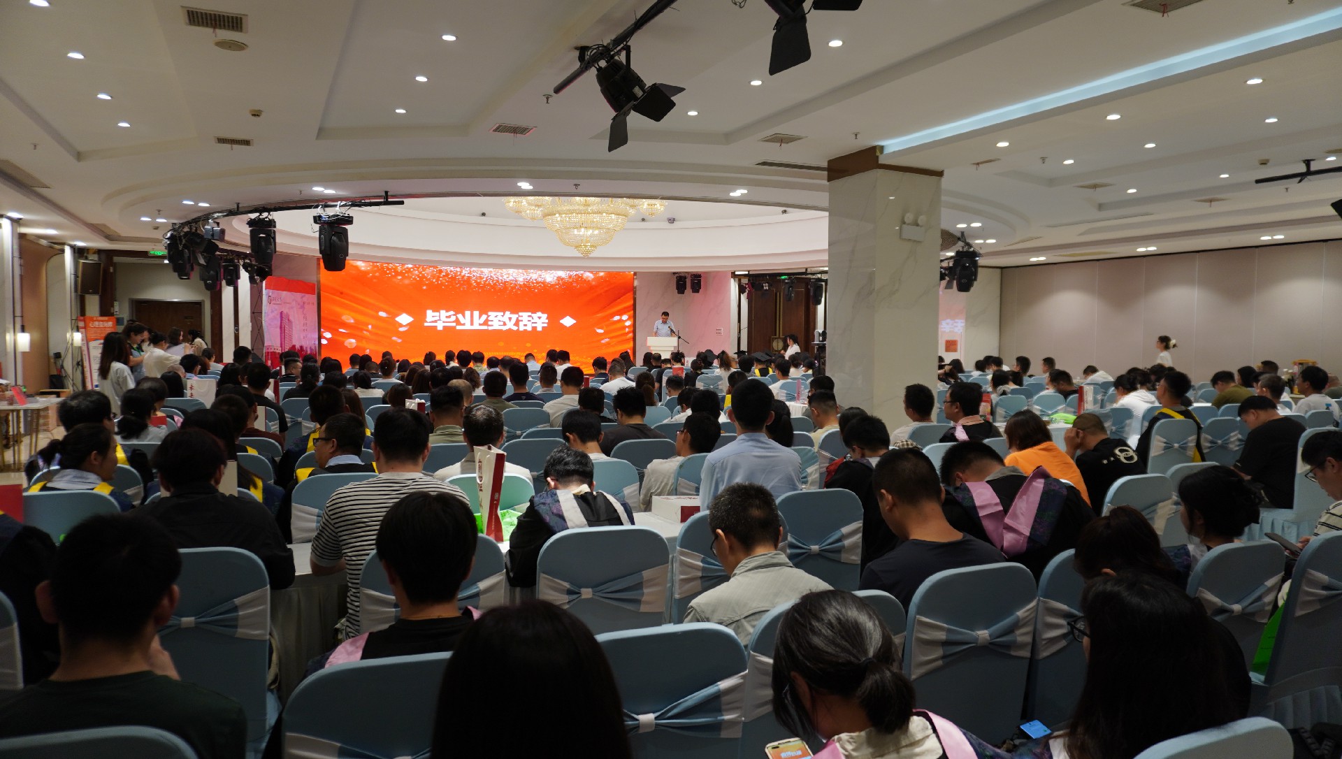 03领导发表毕业致辞 (4).JPG